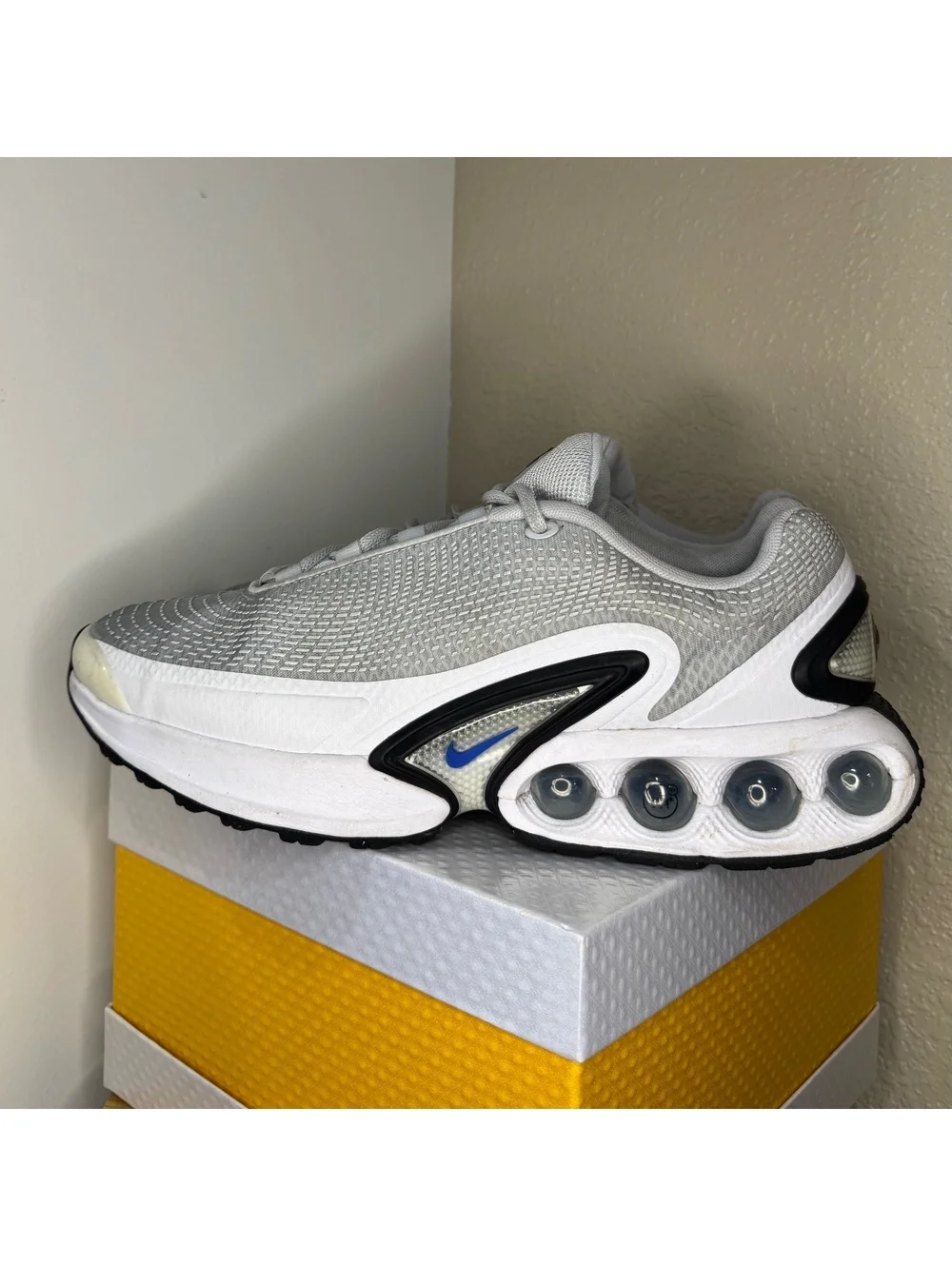 Nike Air Max DN White Blue Black Men’s Running Shoes Size 10.5 DV3337-005